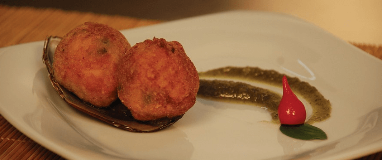 Bolinho de Paella com Molho de Pinhão